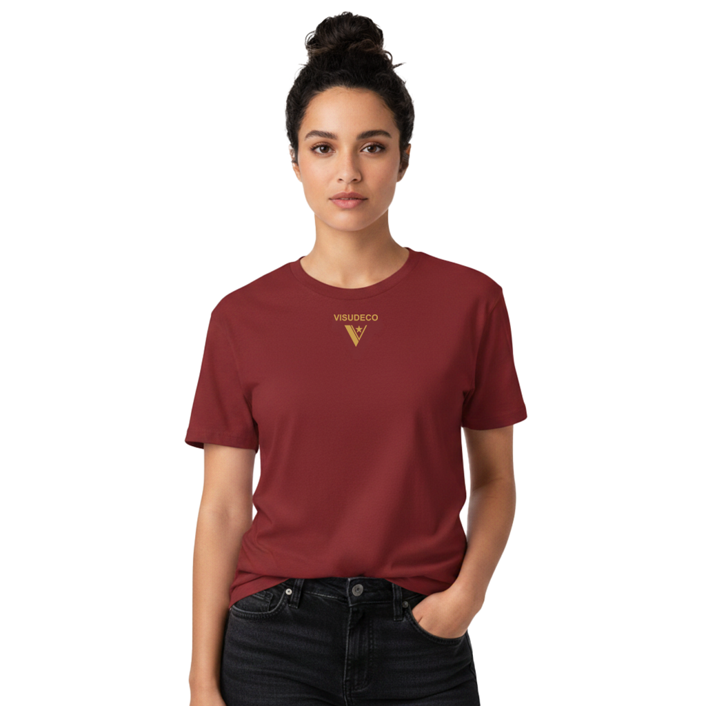 Woman wearing a burgundy t-shirt with a golden VISUDECO logo in front.